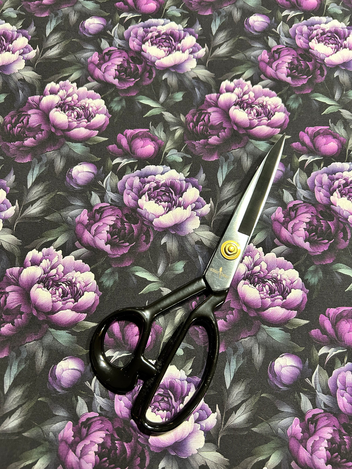 Coton spandex - Pivoines de minuit (coupon de 75 cm)
